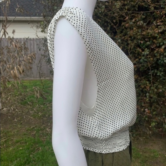 💋NWT Alice & Olivia Smocked Sleeveless Dot Print Plunge Blouse - Picture 14 of 15
